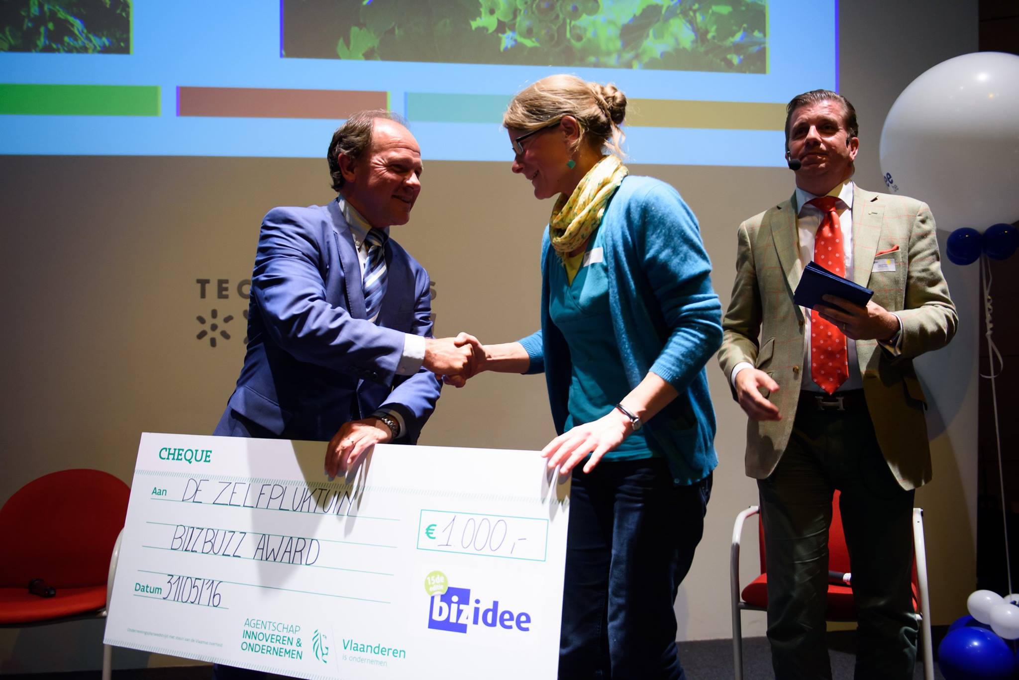 Dorothea ontvangt BizzBuzz Award uit handen van Vlaams minister Philippe Muyters.